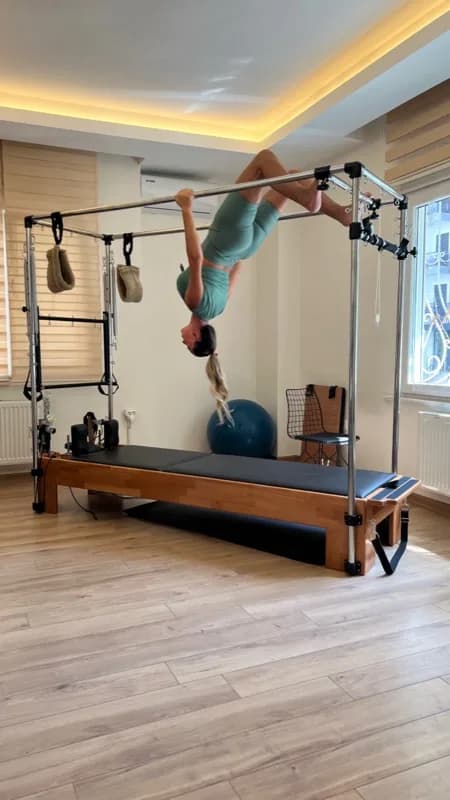 Profesyonel pilates stüdyosunda reformer egzersizi yapan danışan, HeroLifeSports Göztepe