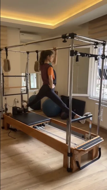 Reformer üzerinde esneme ve germe çalışması, HeroLifeSports aletli pilates